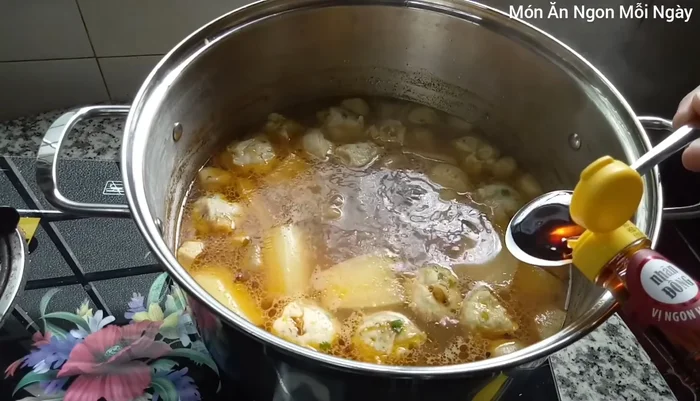 Nêm nếm lại gia vị: 2 muỗng canh nước mắm, 1 muỗng cà phê đường phèn, 1/2 muỗng canh hạt nêm. (Điều chỉnh tùy theo khẩu vị).