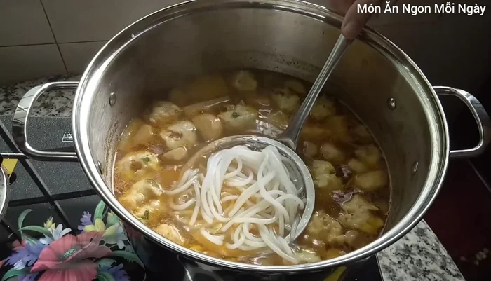 Làm nóng bánh canh riêng hoặc cho trực tiếp vào nước dùng (nếu bánh canh không bị chua).