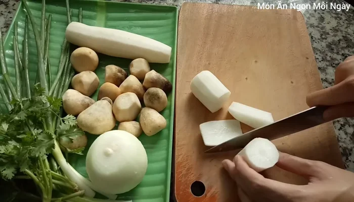 Cắt nhỏ củ cải trắng, nấm rơm làm đôi, hành tây, hành lá, ngò rí. Phần chân ngò rí cho vào nước dùng.