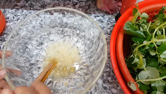 Thêm rau càng cua vào tô.