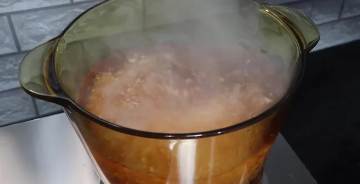 Cho củ năng vào, nấu 5-10 phút cho ngấm đường.