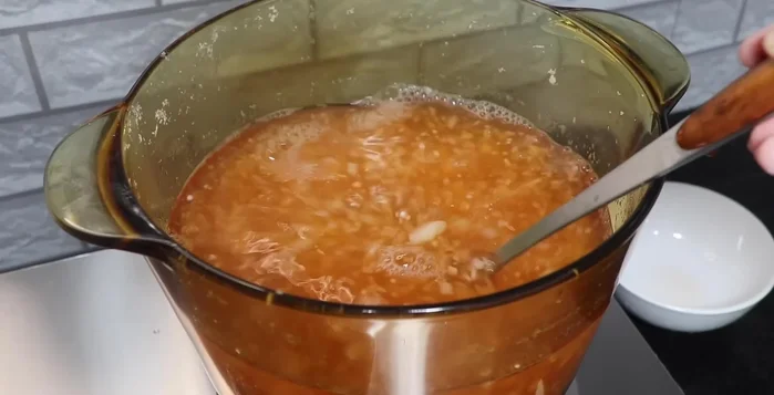 Cho bột báng vào nồi chè, nấu 10 phút.