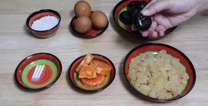 Chọn củ năng to, chắc, ấn vào không bị mềm. Bào vỏ, rửa sạch rồi băm nhuyễn hoặc bào mỏng.