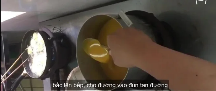 Cho đường vào, khuấy đều đến khi đường tan hết.
