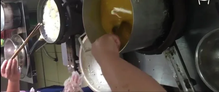 Pha bột năng với một ít nước cho tan. Khi chè sôi lại, từ từ cho bột năng vào, khuấy đều tay để tránh bị vón cục. Đun sôi trở lại.