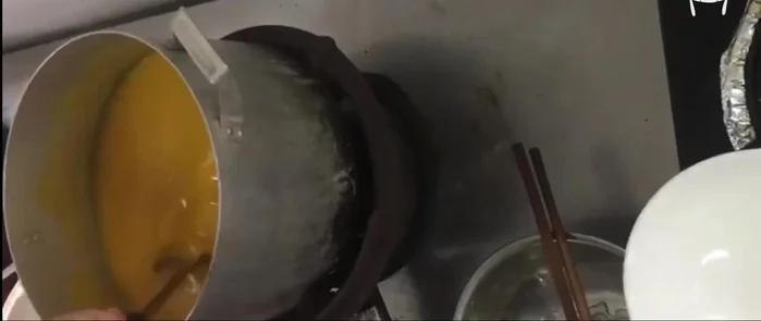 Cho vani vào, tắt bếp.
