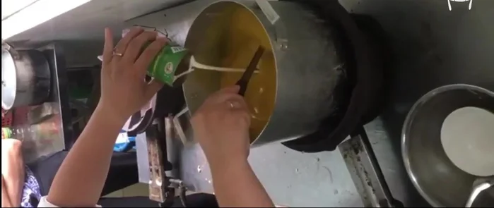 Múc chè ra bát, thêm nước cốt dừa (nếu muốn) và thưởng thức khi còn nóng.