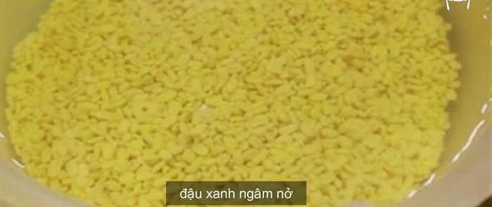 Gọt vỏ bí ngô, bỏ ruột và thái miếng mỏng. Ngâm đậu xanh cho nở.
