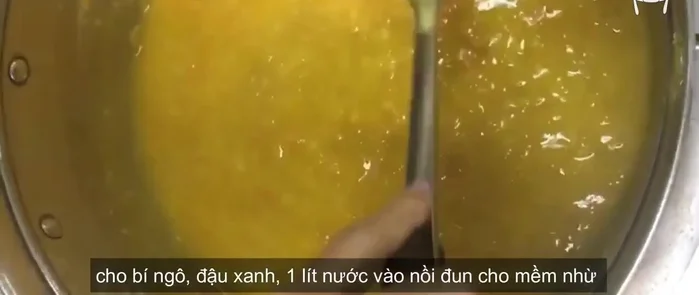 Cho bí ngô, đậu xanh và 1 lít nước vào nồi, đun lửa vừa cho đến khi bí ngô và đậu xanh mềm nhừ.