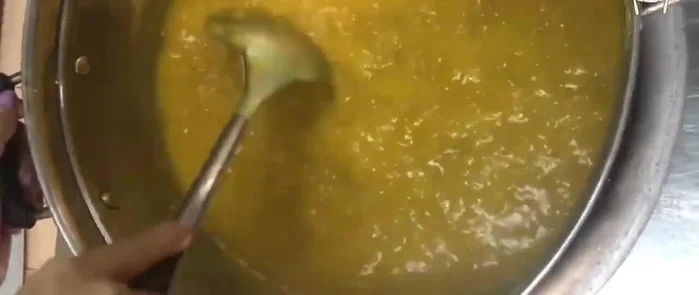Để hỗn hợp nguội, sau đó cho vào máy xay sinh tố xay nhuyễn mịn.