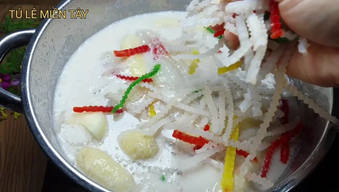 Cho bột lọc vào, nấu đến khi chè sôi lại (411.789, 438.12).