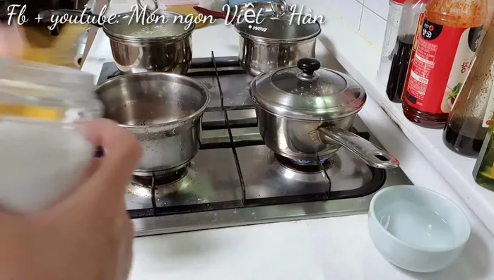 Làm sương sáo đen: Trộn 5g sương sáo đen với 1 thìa cà phê đường và 100ml nước, đun sôi, khuấy đều đến khi tan.