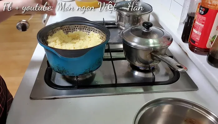 Hấp đậu xanh cho đến khi mềm.