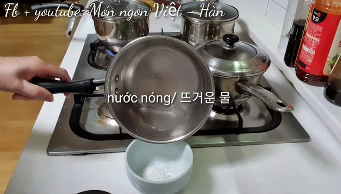 Làm bánh đậu xanh: Trộn đậu xanh hấp với ít nước ấm, nặn thành từng viên nhỏ.