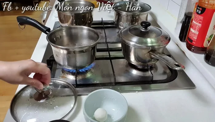 Đun sôi nước, thả bánh đậu xanh vào luộc đến khi nổi lên, đun thêm 2 phút rồi vớt ra.