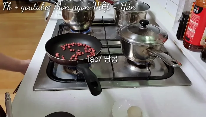 Rang lạc nhỏ lửa đến khi thơm, cho vào khăn ủ kín 10 phút để lạc giòn.