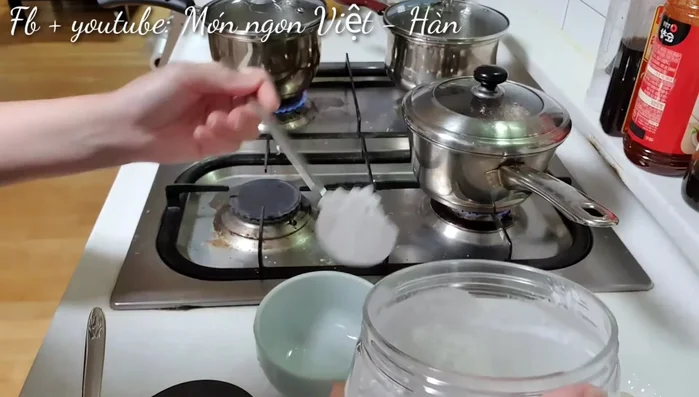 Pha bột năng với nước, khuấy đều.