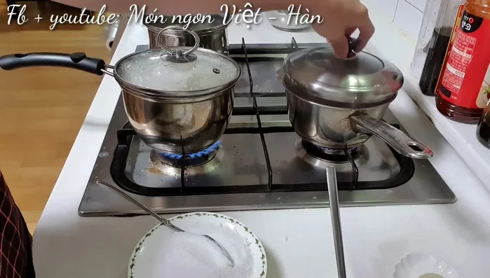 Đun sôi đậu đỏ và đậu đen, cho muối vào khi đậu đã chín nhừ.