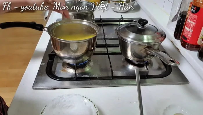 Cho đường vào từng nồi chè (khoảng 80g/nồi), khuấy tan.