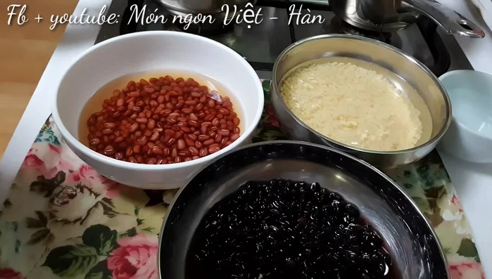 Đun riêng đậu đen và đậu đỏ trong nồi nhỏ với lượng nước gấp 3-4 lần lượng đậu. Đun đến khi đậu nhừ.