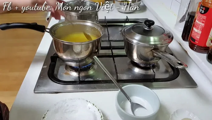Thêm bột năng vào từng nồi chè, khuấy đều đến khi sôi trở lại, đun thêm 2 phút rồi tắt bếp.