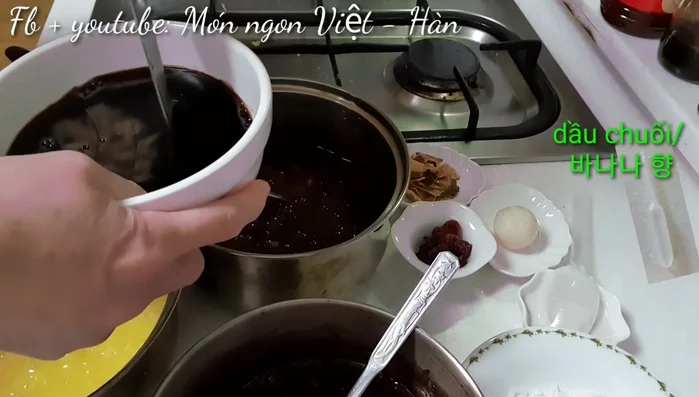 Cắt thạch thành miếng vừa ăn.