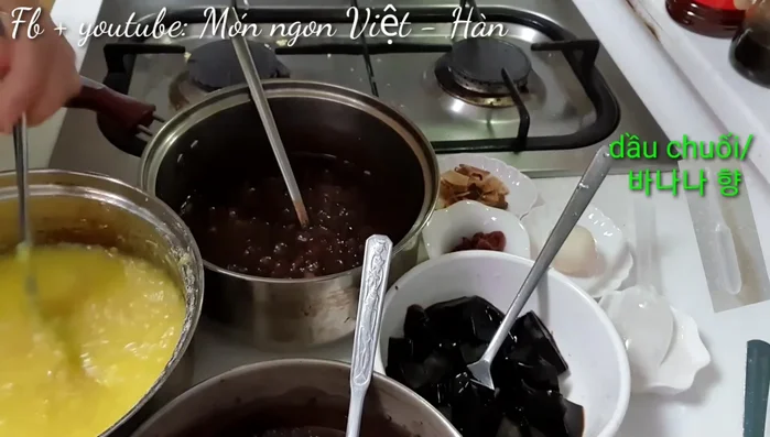 Cho từng lớp chè (đậu đen, đậu xanh, đậu đỏ) vào cốc, xen kẽ với bánh đậu xanh, thạch, lạc rang, cùi dừa, việt quất sấy khô…