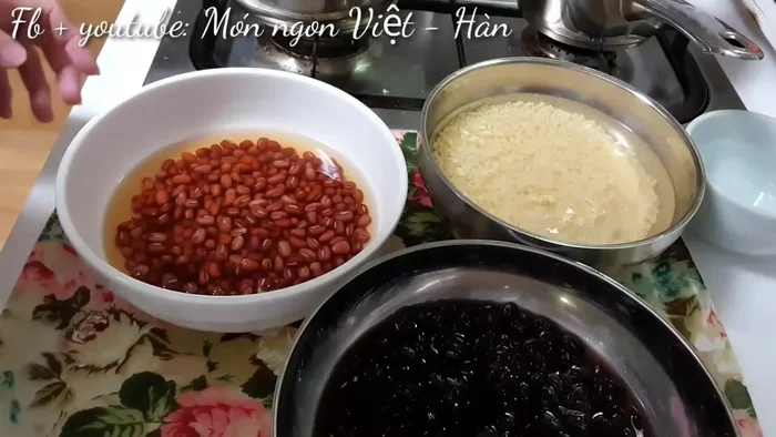Vo sạch đậu đen, đậu xanh, đậu đỏ. Ngâm đậu đen và đậu đỏ khoảng 8 tiếng, đậu xanh khoảng 4 tiếng.