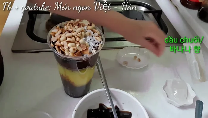 Rưới nước cốt dừa lên trên. Thêm dầu chuối và trộn đều trước khi ăn. Nếu ăn mùa nóng, cho ít đậu hơn và thêm đá.