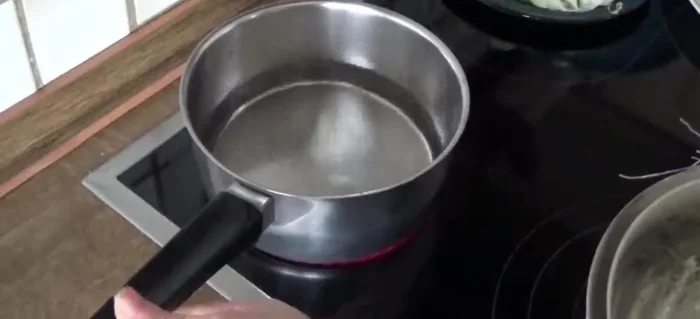 Nấu nước sôi, cho 1 muỗng canh giấm vào, thả miến vào nấu 5 phút cho mềm, sau đó xả lại với nước lạnh.