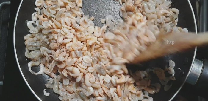Cho tép khô vào chảo nóng rang khô, không cần dầu. Rang với lửa nhỏ đến khi tép khô và có mùi thơm (126.24s).