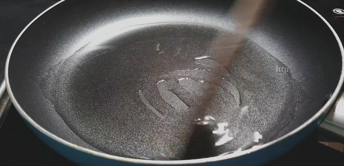 Làm sạch chảo, cho dầu ăn vào phi thơm tỏi (205.68s).