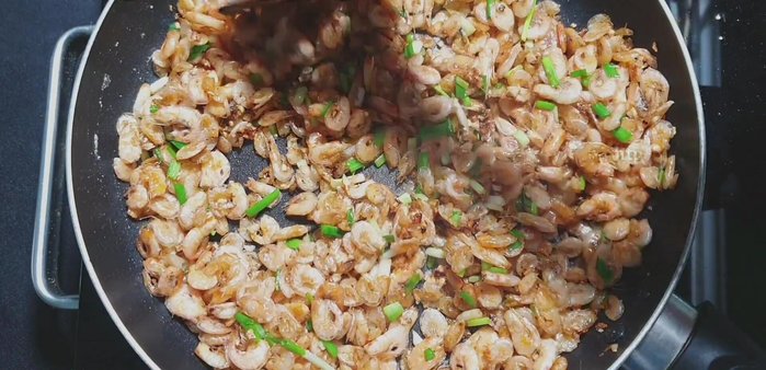 Chuẩn bị rau sống, bánh tráng, dưa leo để cuốn tép (402.88s).