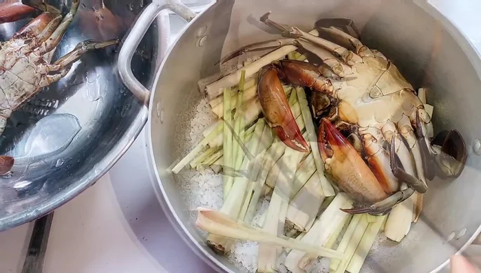 Đặt cua lên trên lớp sả, để cua nằm ngửa.
