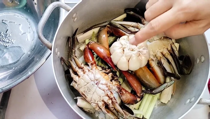 Cho thêm một củ tỏi nhỏ lên trên.