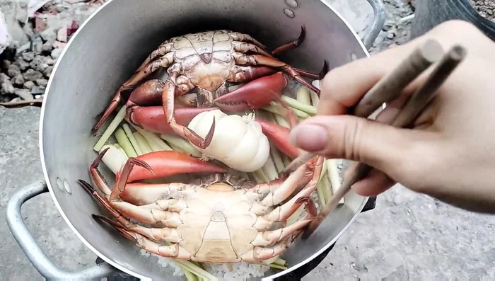 Lật cua lại và hấp thêm 5 phút nữa.