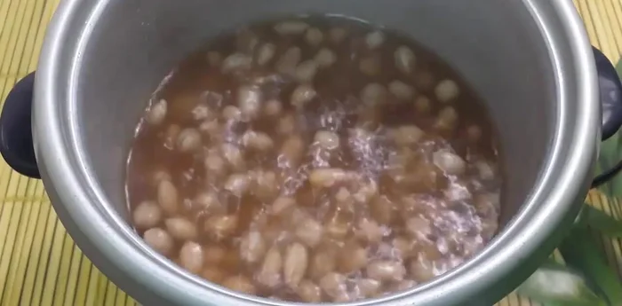 Vớt đậu phộng ra, cho nếp vào nồi cơm điện [170.959]