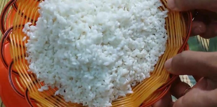 Thêm muối vào nếp, trộn đều [196.959]