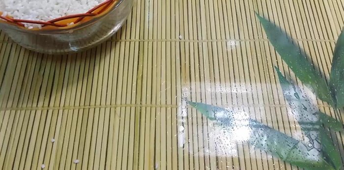 Cho đậu phộng và nước vào nồi cơm điện (nước ngập mặt nếp) [207.159]