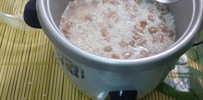 Nấu xôi trong nồi cơm điện khoảng 30 phút. Kiểm tra độ chín của nếp [224.76]