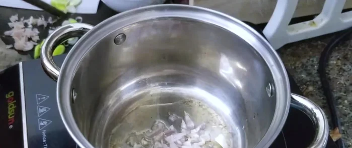 Phi thơm hành củ băm và hành baro trắng trong chảo dầu nóng.