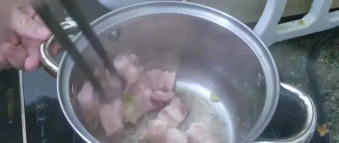 Cho thịt ba chỉ vào đảo đều đến khi săn, rồi cho hành tây vào xào cùng.