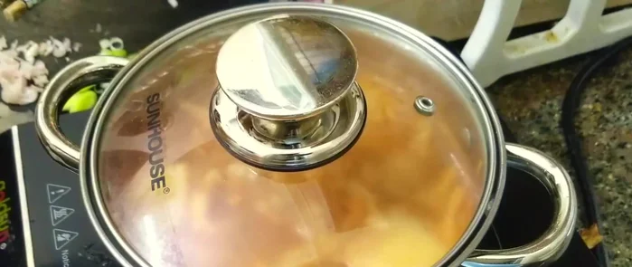 Đậy vung, đun sôi khoảng 3 phút.