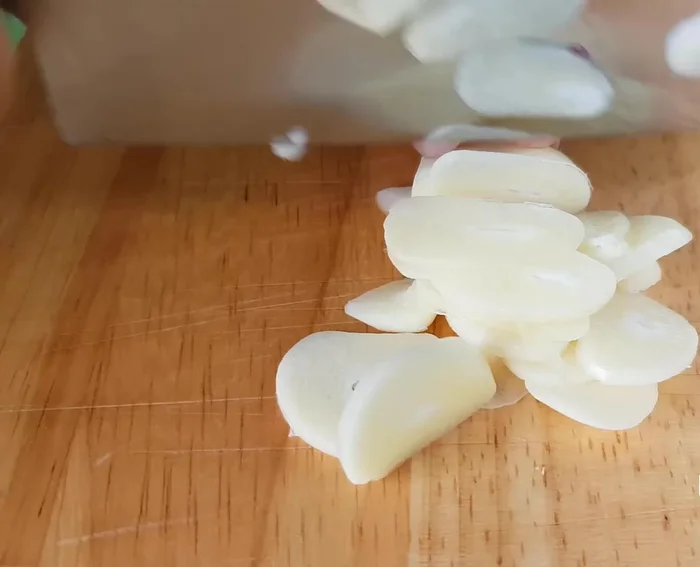 Băm nhỏ tỏi, ớt, ngò, hành lá.
