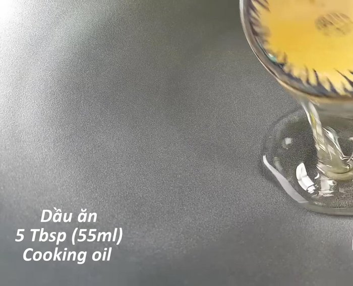 Bắc chảo lên bếp, cho dầu ăn và đường vào, khuấy đều đến khi đường chuyển màu cánh gián, có bọt nổi lên thì tắt bếp.