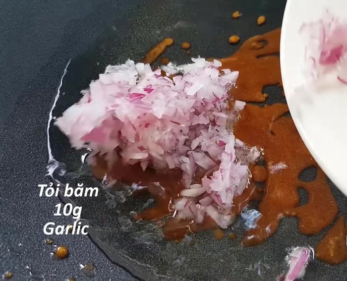 Phi thơm hành tím và tỏi còn lại trong chảo đường.