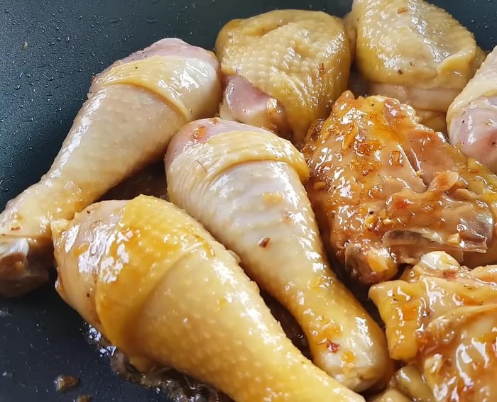Đảo mặt thịt, tiếp tục xào cho đến khi mặt kia cũng có màu nâu cánh gián.