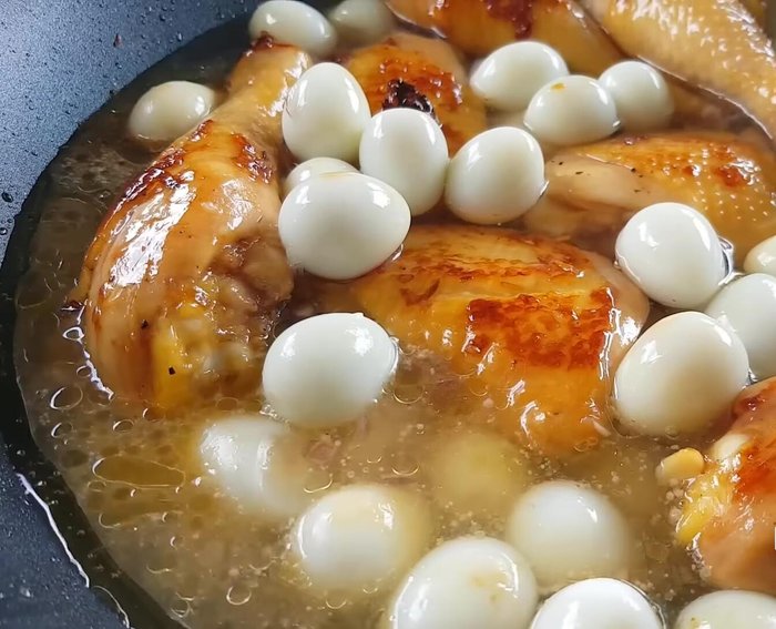 Cho nước dừa vào chảo, đun sôi, hớt bọt, giảm lửa nhỏ, đậy nắp đun 10-15 phút cho thịt gà chín.