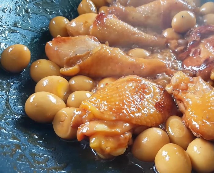 Khi nước cạn sánh, cho hành, ngò, ớt băm vào, đảo đều khoảng 30 giây.
