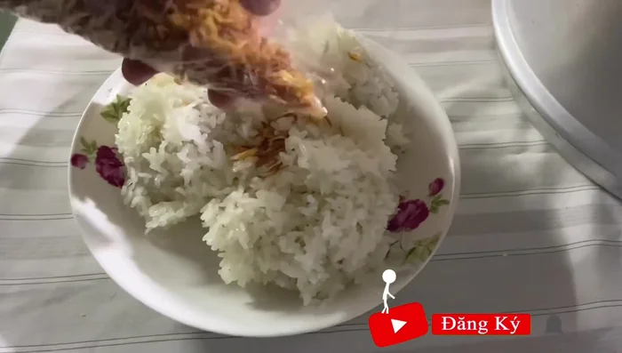 Rắc mè và hành lên xôi khi đã chín.